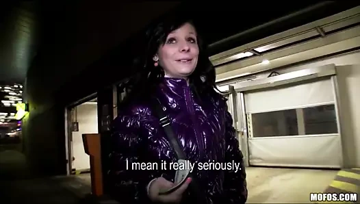 Utangaç Çek kız kamuda flaş &amp; lanet ikna oldu