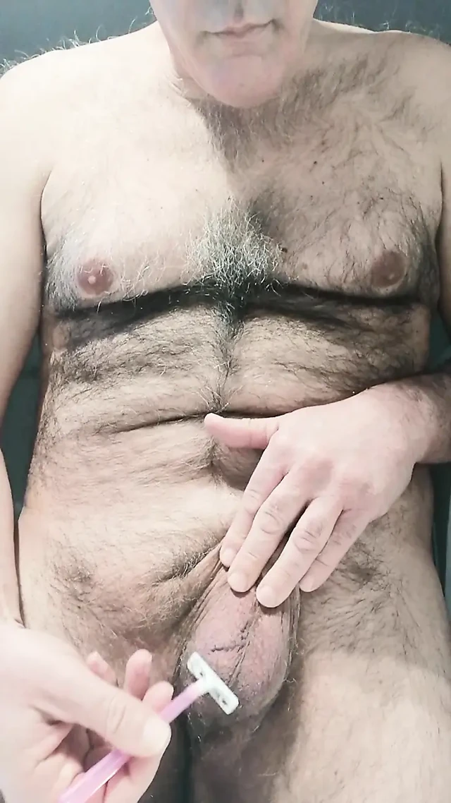 Yarağımı tıraş ediyorum ve şapelimi sabunlıyorlar ve sonra iyi bir elle muamele