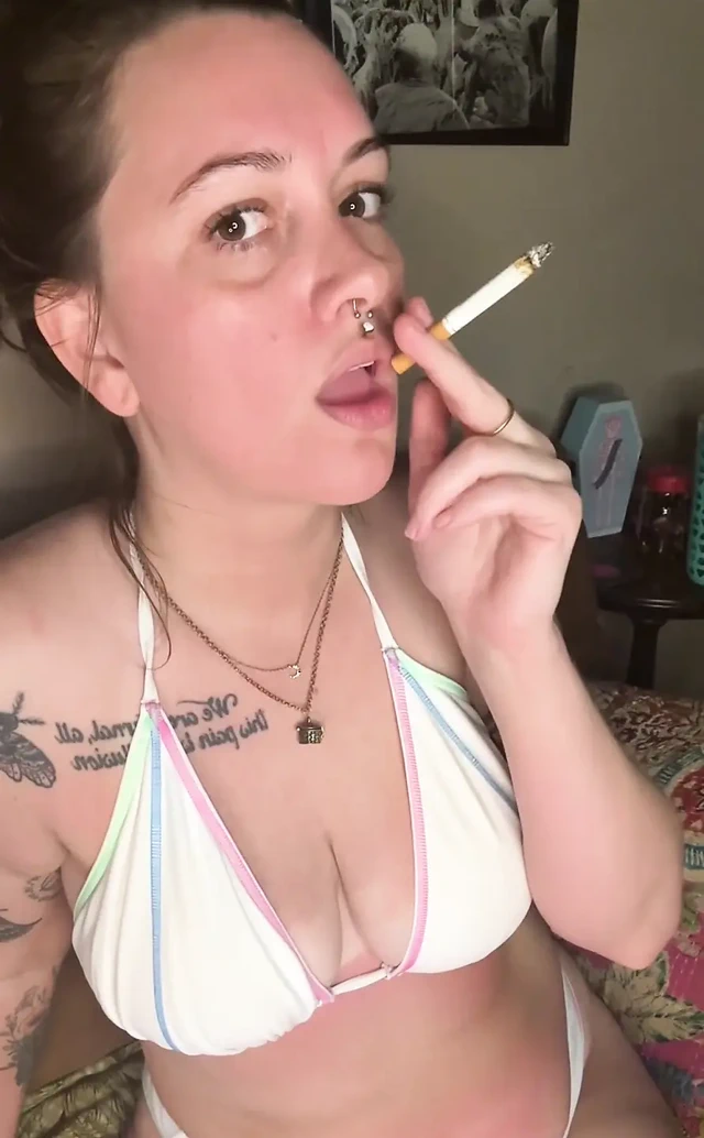 Chery Trees bikini içinde sigara içiyor