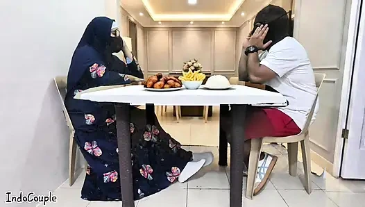 Guru sekolah hijab muslim pergi untuk kencan dengan bintang