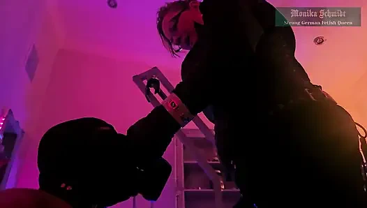 Monika Smith sakso eğitimi takma yaraklı kaltak sözlü aşağılama tükürüyor