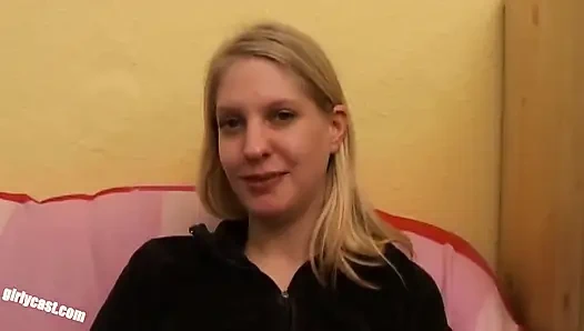 Erkek arkadaşı izlerken genç Kati'nin ilk büyük zenci