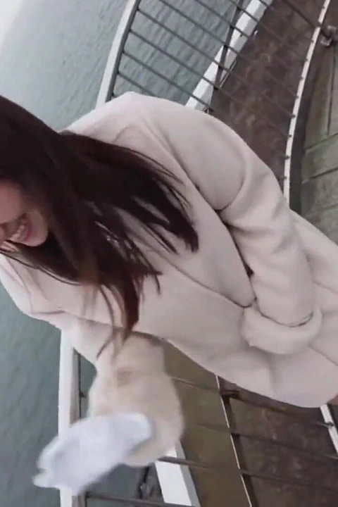 Sevecen büyük memeli tur rehberi tatlı teşhir ve istekli bir gülümseme ile azdırıyor bölüm 2