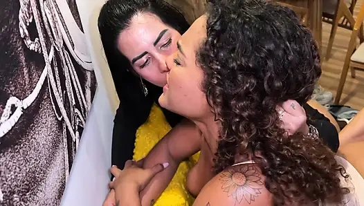 En iyi arkadaşımın gavat erkek arkadaşı oturma odamda beni sikiyor ve üçlü seks yaptık