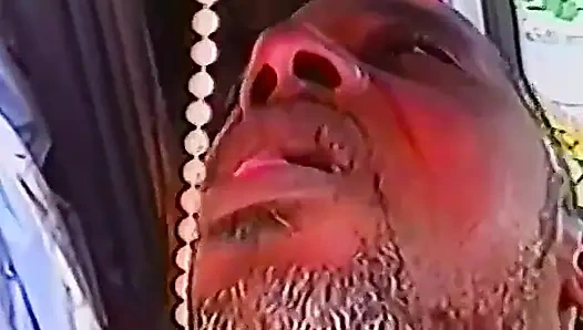 Пара трахается в гостиной в любительском видео