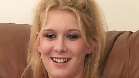 Orta yaşlı seksi kadın yarak binicisi Trinity James oturma odasında beyaz penisi emiyor ve emiyor