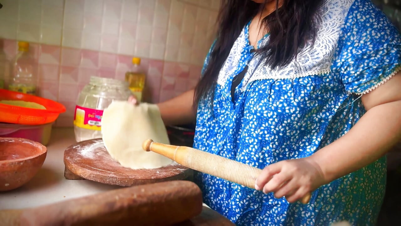 Sass ko jabardast Choda - Indian Desi Hot Mother_in_law Cooking without pajama &amp; open big ass With juicy Pussy, just then st