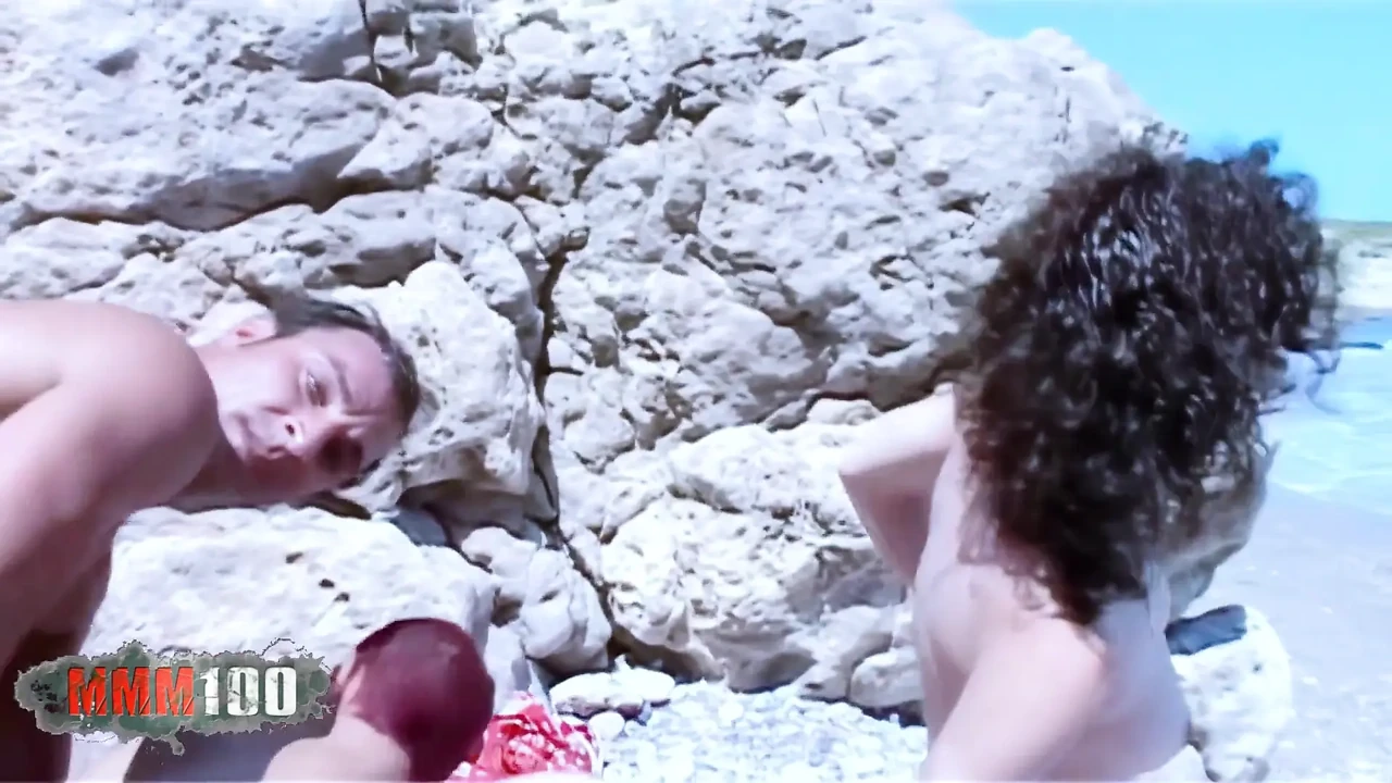 Steffy: Franse babes Steffy en Katia in wild strand viertal met Hemcha en Terry dubbele penetratie en meer