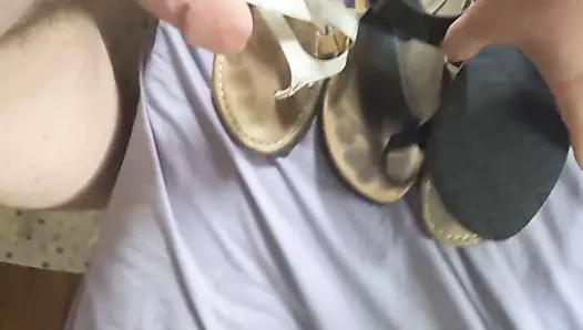 Adım annenin sandaletlerine boşalmak