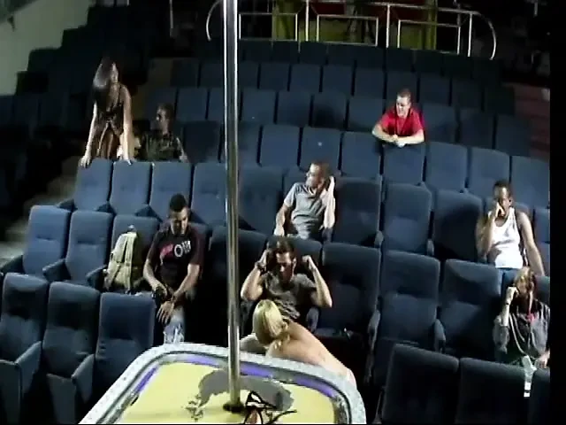 Kırmızı jartiyer kemerli muhteşem beyaz sarışın bebek tüm deliklerine bir yarak alıyor