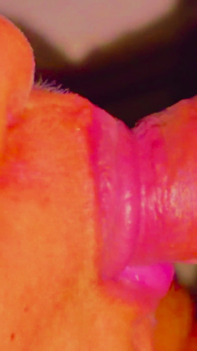 Orta yaşlı seksi üvey anne üvey oğluna büyük yarağını çıkararak yardım ediyor ve döl yiyor