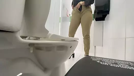 Umumi banyoda kamera Dr. Vergara'nın sekreterini kaydediyor