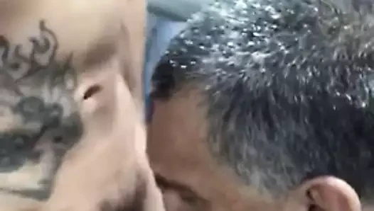 Babam benim sıcak küçük domuzumu alıyor