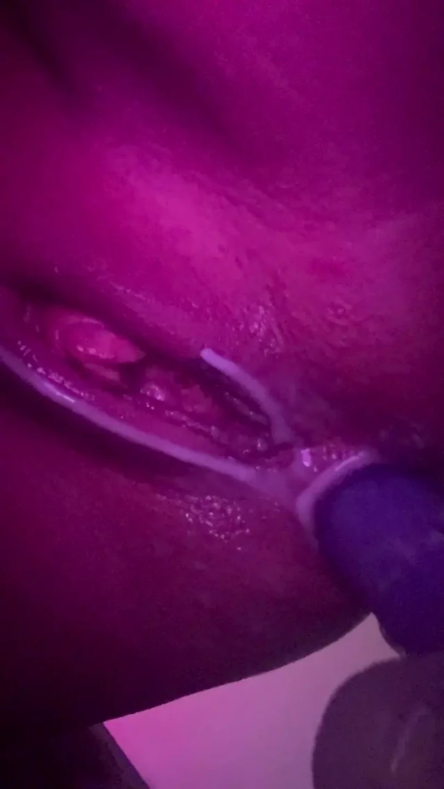 Fahişenin göt deliğine boşalıyor