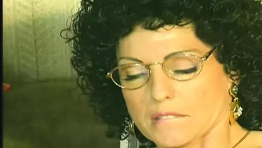 İki Alman lezbiyen birbirlerine yumruk soktuktan sonra uzun bir yarağı paylaşıyor