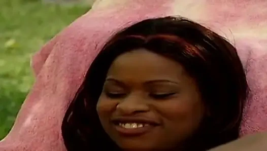 Siyah çift bahçede büyük götlü amcık yalıyor