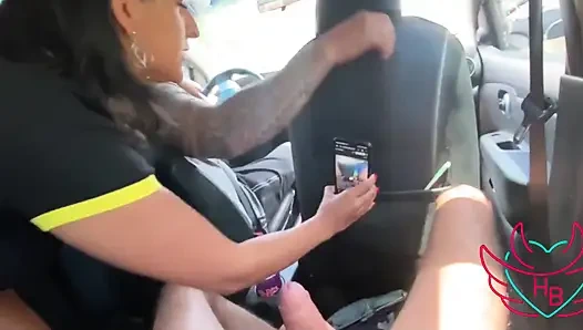 Aldatılan adam araba sürerken üvey oğlunu emdi