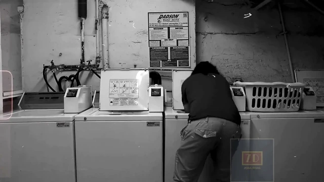 Klasik iki sıska esmer lezbiyen takma yarakla sekse bayılıyor