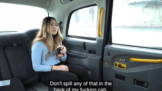 Sahte taksi – arsız Asyalı yolcu iniyor ve işeiyor