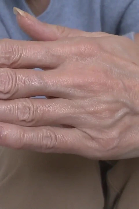 Güzel, zarif eller ve tırnaklar Lady Victoria Valente tarafından sunuldu