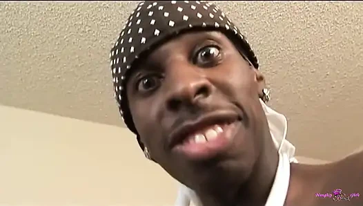 Shyla Swirl ve Monea birbirlerini yalıyor ve büyük zenci ile üçlü seks yapıyor