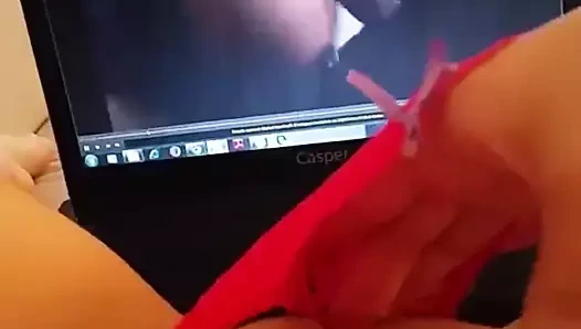 porno izleyerek kendini oksuyor