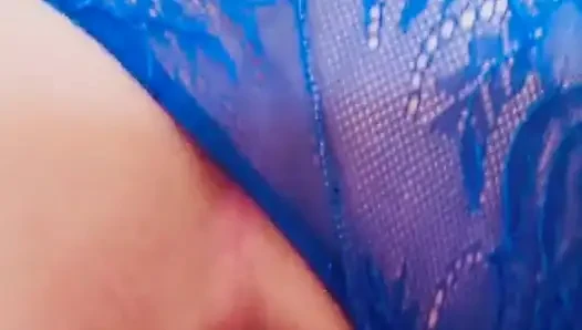 Büyük dildo emiyor ve biniyor