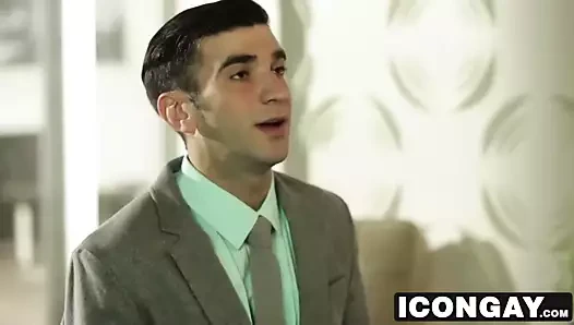 Billy patron pantolonunu aşağı çeker ve büyük çük üzerinde berbat