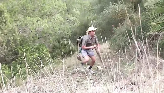 Dışarıda sikişirken büyük üçlü seks