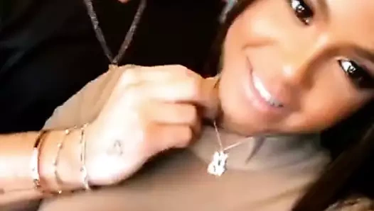 Christina milian transparan üstte makyajını yaptırıyor