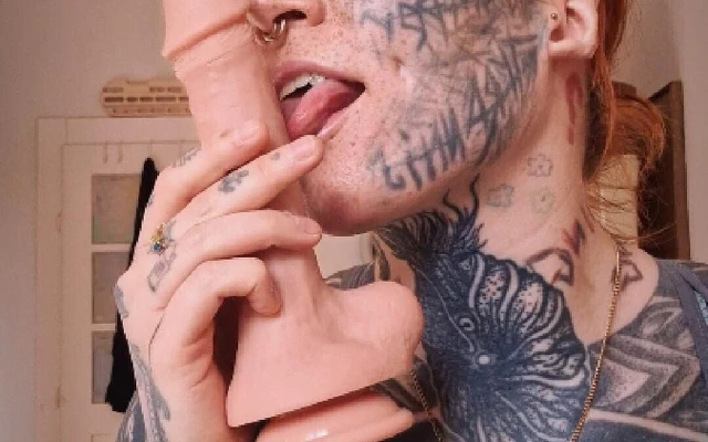 Gerçekçi bir dildoda oral seks