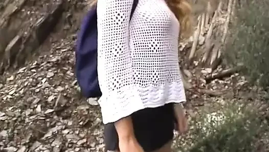 Muhteşem bir Alman sarışın dağa tırmanırken tıraşlı amcığını memnun ediyor