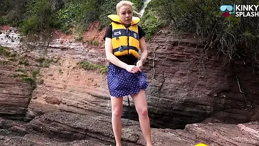 İçine boşalmak için en seksi can yeleğini seçiyor