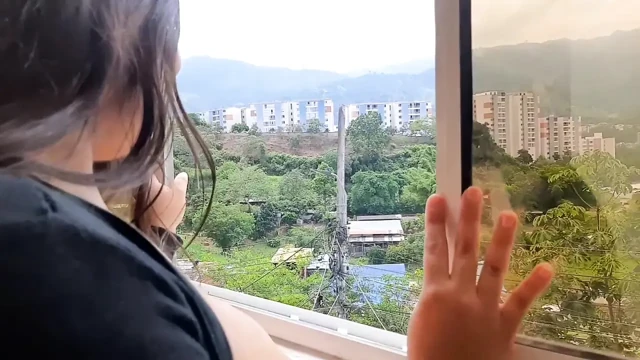 Kız ıslak göğüslerini ve hassas meme uçlarını emiyor