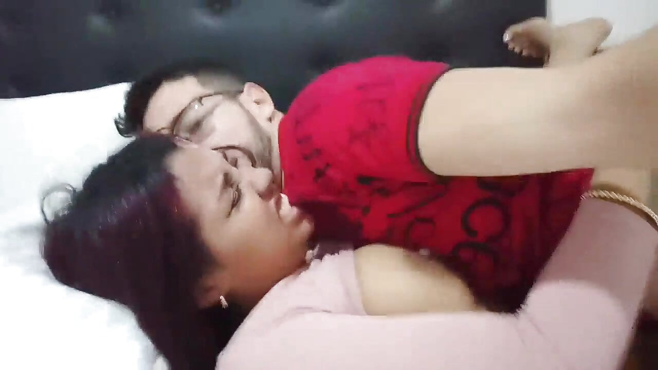 Büyük doğal göğüslü lanet amatör esmer genç – hd video, ağzında büyük yarak