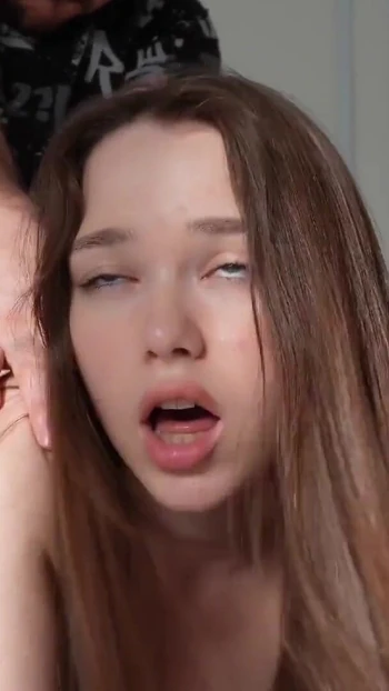 Потрясающий момент из "Сводная сестра не возражает трахать сводного брата".