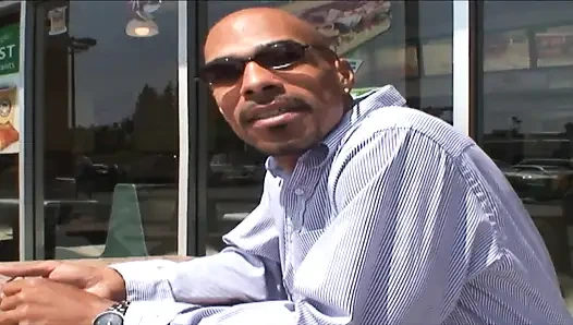 İri göğüslü sarışın pawg orta yaşlı seksi kadın büyük zenci yarağı tarafından bakkalda tavlanıyor