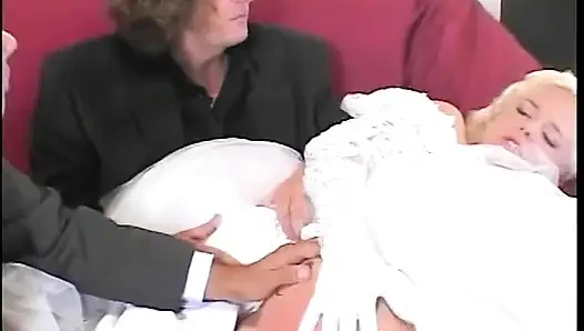 Sarışın orta yaşlı seksi kadın düğün gününde iki adamla sikişiyor
