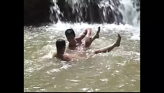 Ateşli Brezilyalı caipoera dansçı emmeyi ve sikişmeyi seviyor