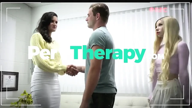 Yeni - büyük doğal memeli seksi genç kız amcığıyla oynarken kendini kameraya kaydediyor