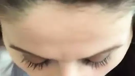 Muhteşem milf verir şehvetli oral seks