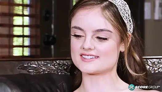 Lexie Fox kamerada çıplak olmaktan ve gerekenden bahsediyor