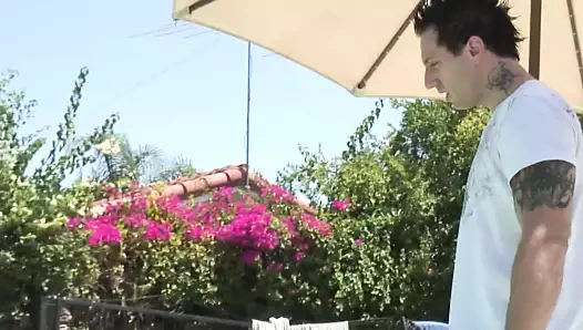 Genç ev hanımı havuz kenarında yatarken azgın olur