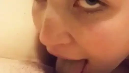 Kaitlyn onu kedi yalıyor