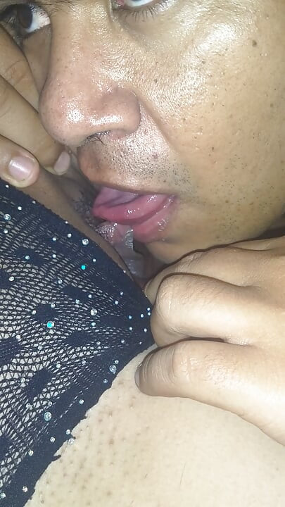 Üvey annemin klitorisiyle oynuyorum ve lezzetli amcığını emiyor