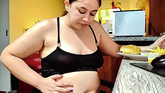 Nicole'ün burger göbek doldurma seansı