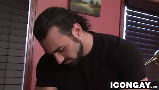 Josh çekiciliğini jaxton'ı baştan çıkarmak için kullanır.