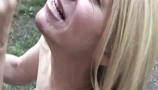 Sarışın orta yaşlı seksi kadın zonklayan büyük zenci yarağını gırtlağına kadar alıyor açık havada sırıklam