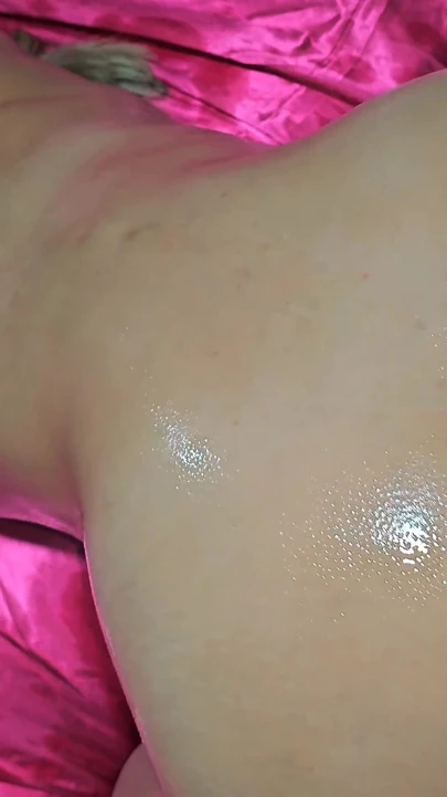 Ev pornosu - çarpıcı büyük götlü Asyalı kız arkadaş yağlı götten sikiliyor