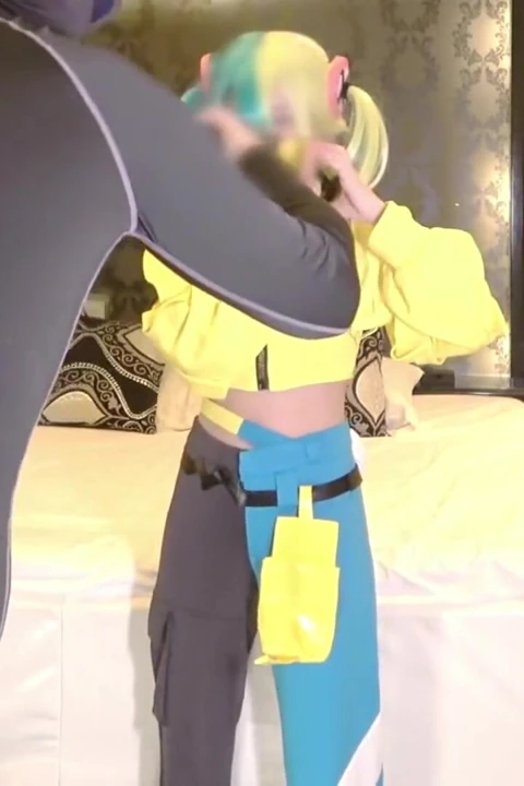 Cosplay Ruh Hali Patlaması. E cup güzellik oyuncu enerjiyi tamamen tehlikeli bir özel performansa dönüştürüyor, angle1